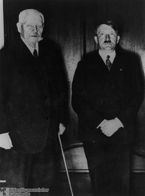 Reichspräsident Paul von Hindenburg empfängt Adolf Hitler nach dessen Ernennung zum Reichskanzler (30. Januar 1933)